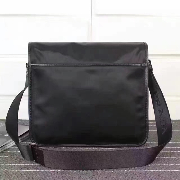 プラダバッグ側面デザイン